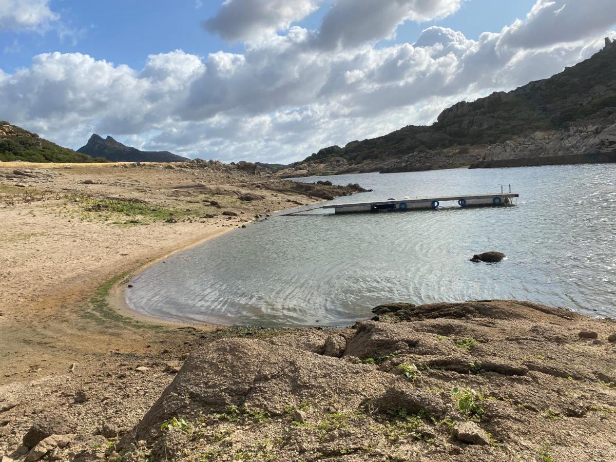 Il Nuraghe Del Lago Coghinas Oschiri 外观 照片